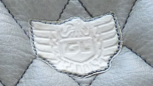 Logo Honda GoldWing en parchemin blanc.