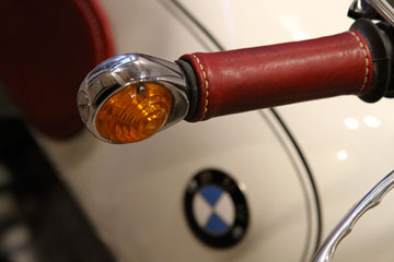 Poignées BMW R69S en cuir rouge sur base caoutchouc, extrémité ouverte.