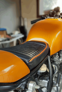 Moto CB550 four restauré en Caféracer avec selle Ol'Timer en cuir.