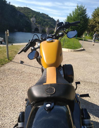 Moto Harley Davidson Forty-eight avec selle en cuir bicolore